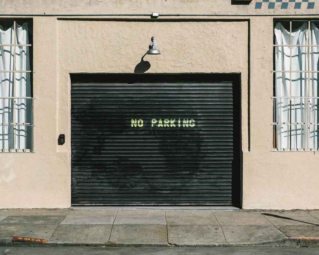 Compact rolling security shutter on a commercial opening