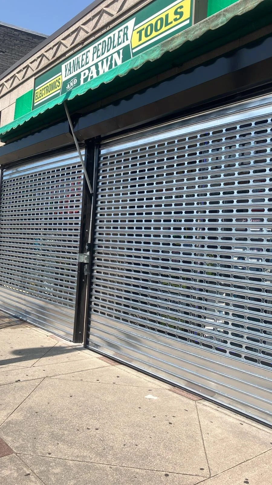 Compact commercial opening suitable for a rolling counter shutter